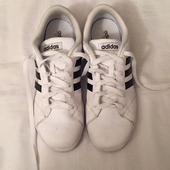 adidas Shoes - Adidas 3 stripe shoes used like 3 times.